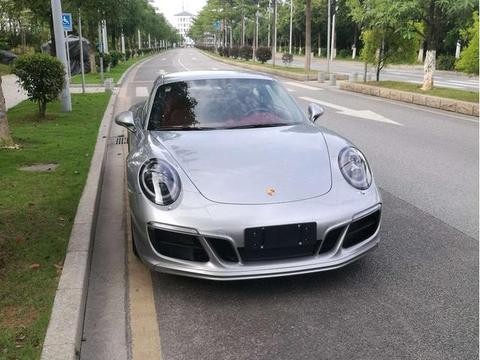 花176万买辆保时捷911，在小区内，停在旁边的宾利却成亮点