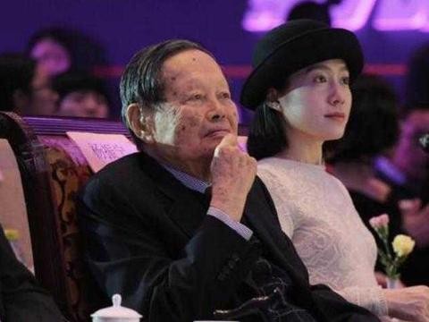 94岁杨振宁携40岁爱妻出行，埃尔法保姆座驾尽显奢华！