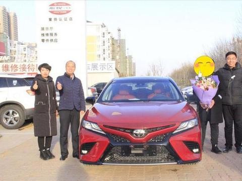 首批凯美瑞8代提车，车主：不再是中老年之友，大爱这年轻和动感