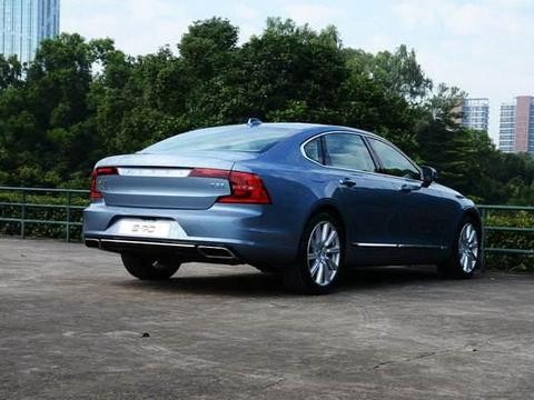 超速试驾豪车撞了！大哥一言不发像见过世面的人，其实是吓懵圈了