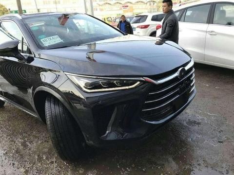 比亚迪新一代唐实车曝光，保时捷尾灯，尺寸直逼汉兰达！