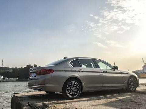 豪车如云，为何全新宝马5系能够傲视群雄？