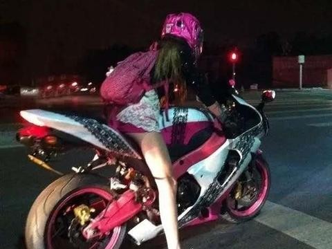 从双轮到四轮 看最美机车女孩怎么玩转性能“小怪兽”奔驰A45