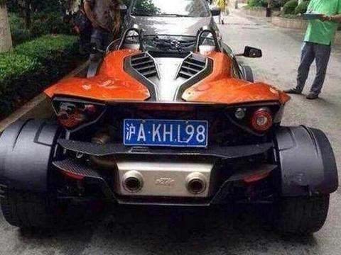 周立波的这辆车只能在晴天开出去，下车还必须取下方向盘