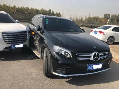 刚上车牌的哈弗H6撞上豪华奔驰车