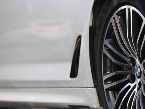 行政级轿车跑赛道！！！除了它还有哪个品牌会这么做？