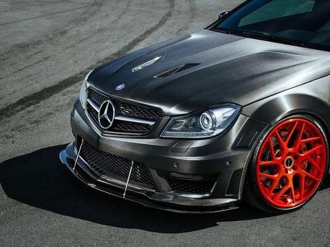 钨钢战士奔驰C63AMG拉丝钨钢车身改色贴膜穿上红舞鞋偶尔浪一下