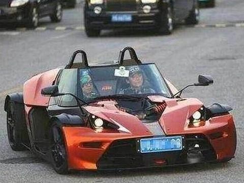 周立波的这辆车只能在晴天开出去，下车还必须取下方向盘