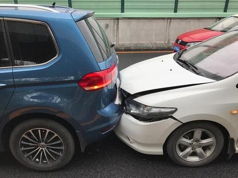 大众途安遭遇本田锋范追尾