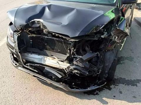 顶配56万的奥迪Q5，因意外前后撞毁，31万卖车贩子，亏了吗