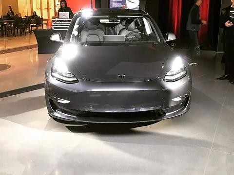 特斯拉Model 3首现零售商店 接受公众参观体验