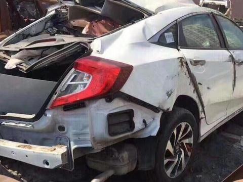 男子提本田思域出门就撞报废, 4S店: 再来一辆吧, 不加价了