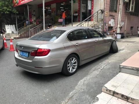 男子驾驶宝马5系打了个方向，前轴直接断裂，车主一脸懵逼