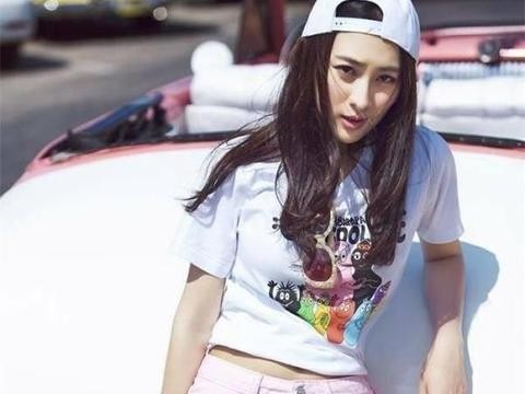 马苏一身黑色着装现身机场