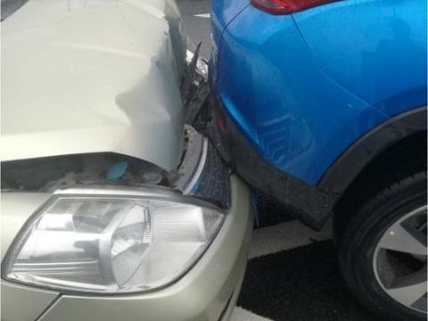 奇瑞瑞虎7马路遭遇日产骐达追尾, 挪车后, 日产车主当场崩溃