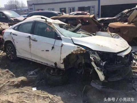 男子提本田思域出门就撞报废，4S店：再来一辆吧，不加价了！