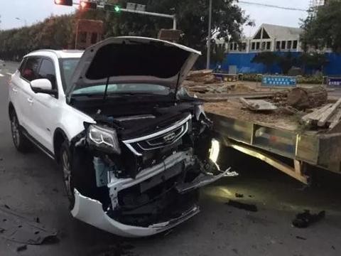 吉利博越“怒怼”重型货车后车头报废, 司机盛赞博越比哈弗良心