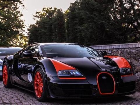 每次看到这个车头都莫名喜感，布加迪，价值千万的超跑