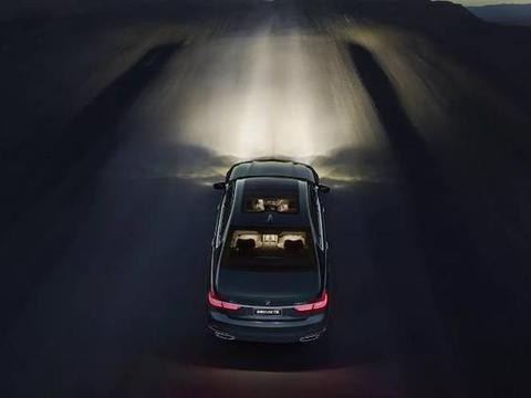 宝马7系上的激光大灯，照射距离能达到卤素的几倍？