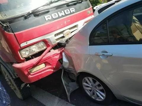 大货车撞到吉利帝豪, 导致后备箱报废, 车主感谢吉利救命之恩