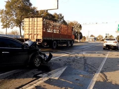 日产轩逸马路追尾力帆X80, 车主: 日系车和国产车的差距正在拉开