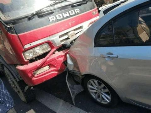 吉利帝豪半路遭大货车追尾，车主：国产车的安全性很值得信赖