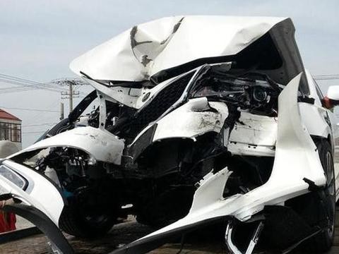 20万怒提起亚K5刚出门就撞车，车主盛赞：这车比大众车结实！