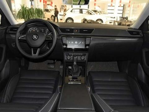 车长近4米9, 与迈腾君威车型比肩, 如今降价13万起与帕萨特争销量