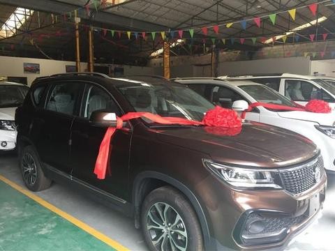 8.9万入手景逸X5, 对比路边的宝骏560, 车主忍不住的笑了