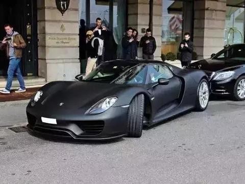 法拉利、保时捷还有红旗L5，duang的一下几百万就飞了