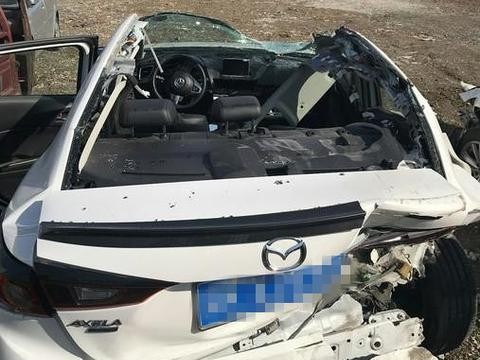 昂克赛拉被宝马3系撞的车顶没了安全气囊都没开？谁还敢买马自达