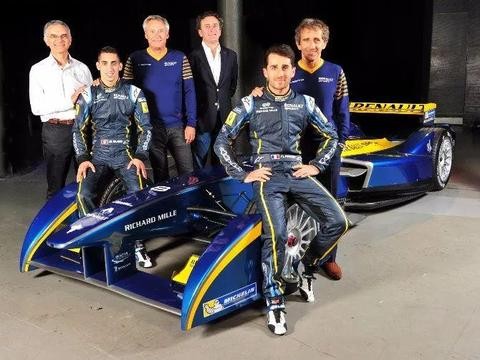 它是赛道上的王者, 这支车队凭借这辆车傲视群雄无人敢与其挑战