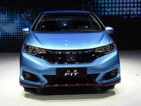 这合资车号称“平民轿跑”，标配EPS+油耗5L，7万打脸吉利帝豪？