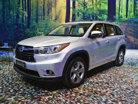 经常被“完爆”的丰田汉兰达其实不简单，黑色、白色喜欢哪一款？