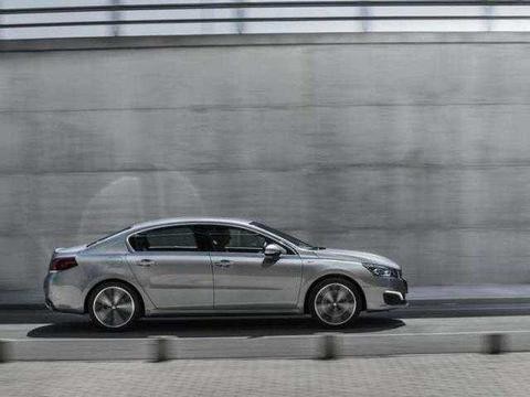 外观比大众迈腾抢眼, 空间配置媲美凯美瑞, 降至14.5万买啥速腾