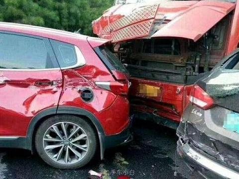 奇瑞瑞虎被大卡车和路虎三车追尾, 车主: 幸亏奇瑞不吸能！