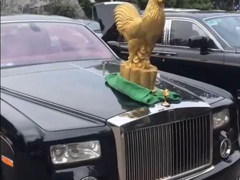 土豪嫌自己劳斯莱斯上的小金人太小，自己换了个20斤的大号金鸡！