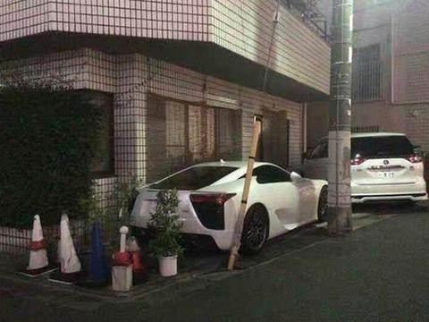 600万雷克萨斯LFA惊现街头，近看惊呆路人，车主的良心不会痛吗