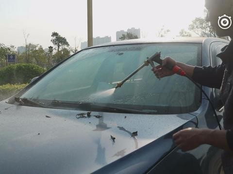 小伙洗车真快乐，收费10元客人只给了9元，他也很开心