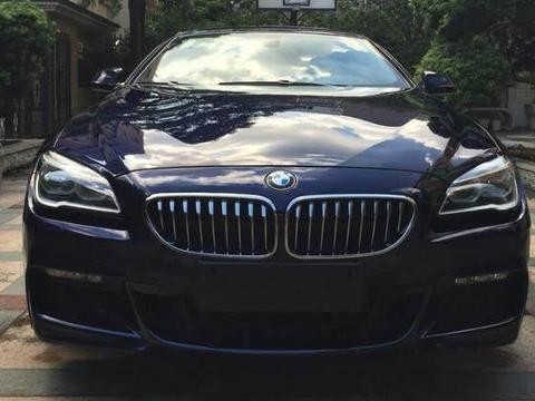 车主把宝马6系停在小区