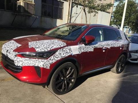 红色比亚迪换代唐现身街头，配铝合金底盘，猛一看以为保时捷卡宴