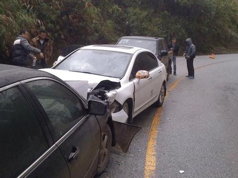 雅阁高速正面怼长城，看完防撞梁，车主：果然是买发动机送车身