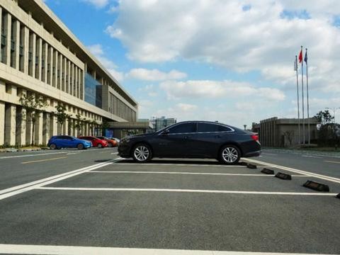 老爸叫买卡罗拉，我却向同事借钱买了这车，被老爸各种数落！