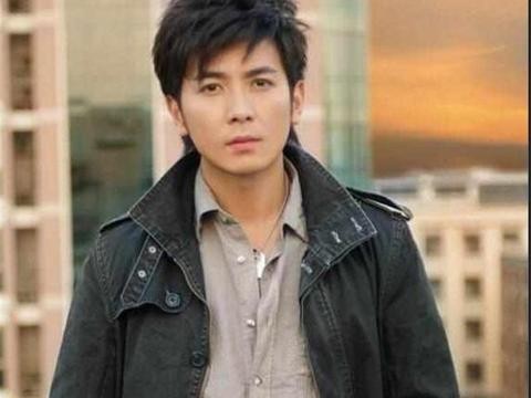 容貌似吴奇隆，帅过林志颖，但出道21年未红，今开宝马出行惹人羡