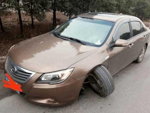 比亚迪G6马路行驶突然断轴，车主：不是号称公路坦克吗？