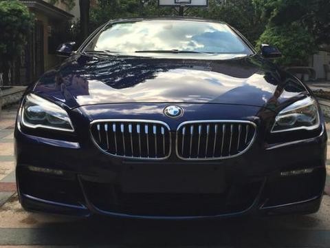 车主把宝马6系停在小区，路过大妈仔细看了看，车主：看也买不起