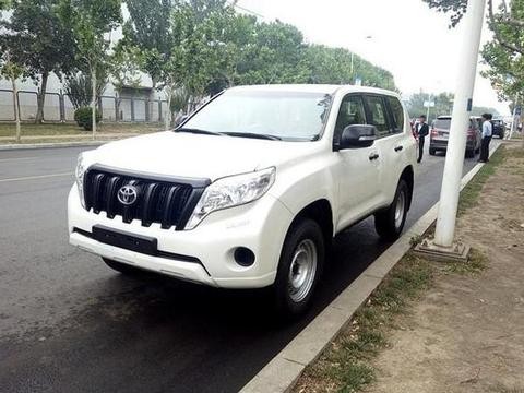 高兴的提辆乞丐版的丰田普拉多，可看到实车让人提不起精神