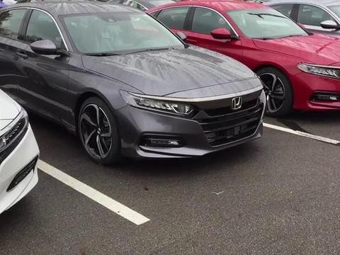 上百台十代雅阁停满广场, 工厂生产已忙疯, 后排大得能睡觉