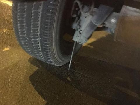 前车屁股一路火星直冒, 后车一路追, 汽修师傅帮车主解决了大麻烦