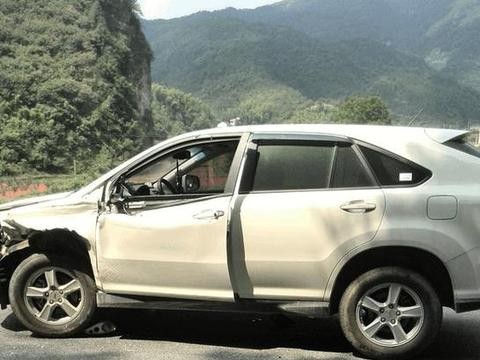 被吹上天的比亚迪遭猛撞，差距太大了，车主：这质量令人费解